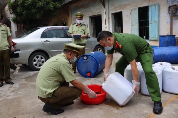 Ngăn chặn kịp thời phương tiện vận chuyển 1.500 lít ‘mỡ gà bẩn’ trên đường đi tiêu thụ-dulichgiaitri.vn