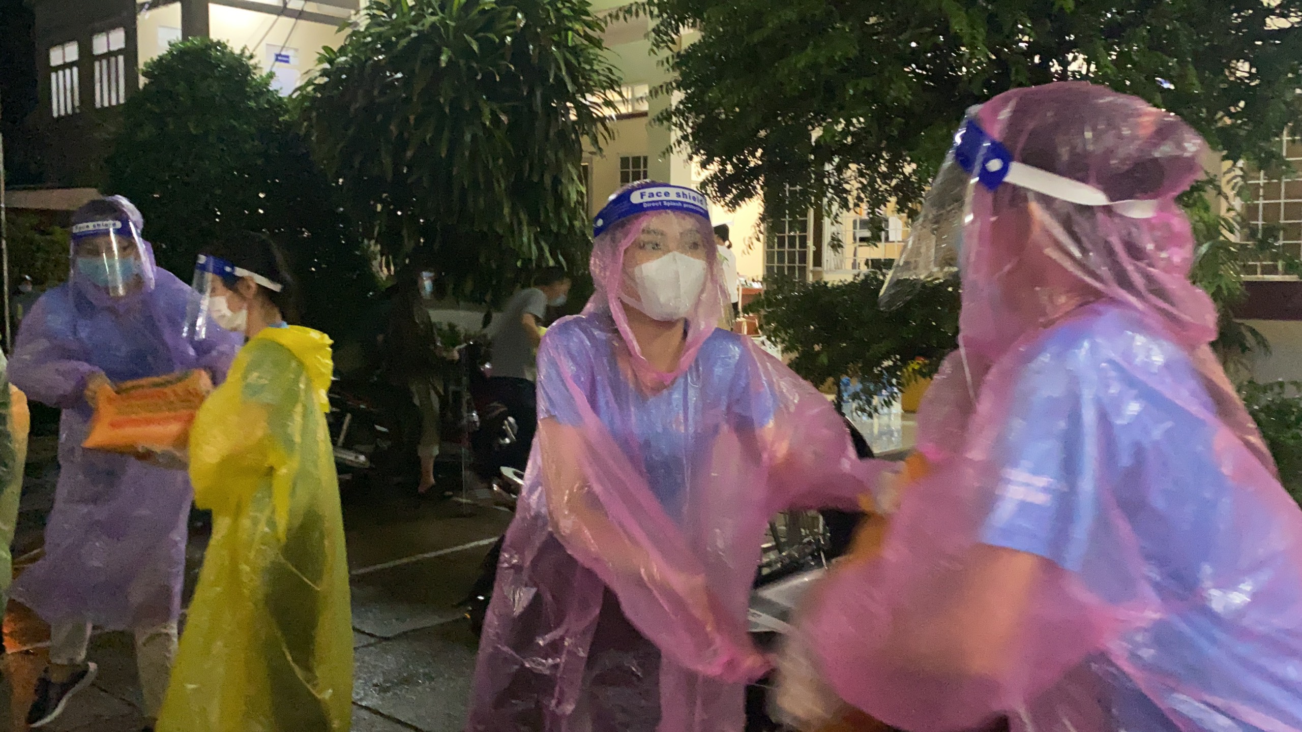 Dàn người đẹp đi tiếp tế lương thực ấm áp ‘tình người’ trong đêm mưa-dulichgiaitri.vn