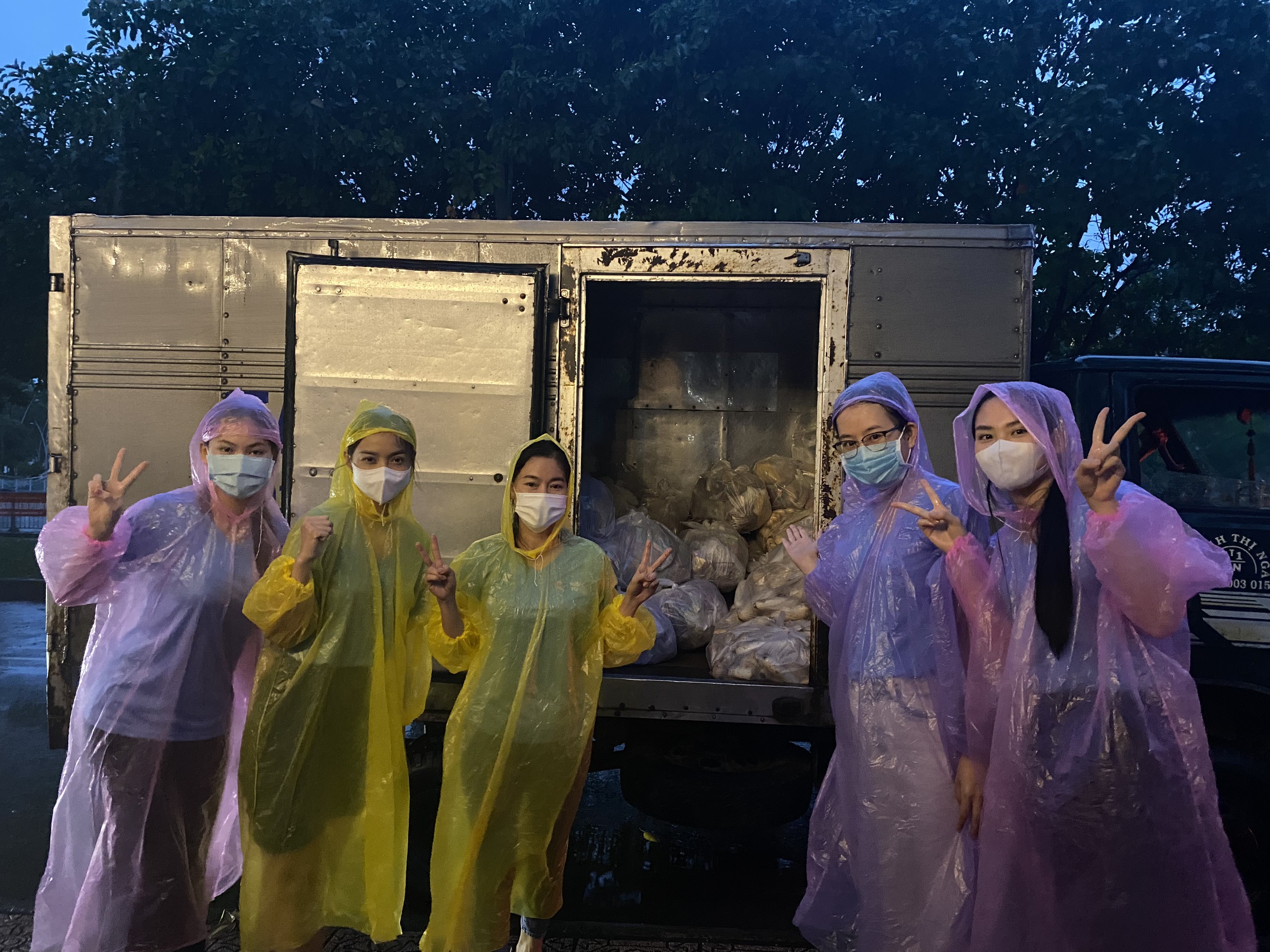 Dàn người đẹp đi tiếp tế lương thực ấm áp ‘tình người’ trong đêm mưa-dulichgiaitri.vn