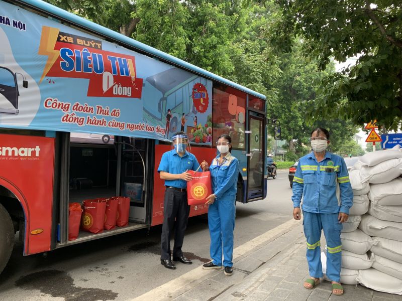 Hơn 4.000 người lao động nhận hàng hoá thiết yếu từ ‘xe buýt siêu thị 0 đồng’-dulichgiaitri.vn Hơn 4.000 người lao động nhận hàng hoá thiết yếu từ ‘xe buýt siêu thị 0 đồng’-dulichgiaitri.vn