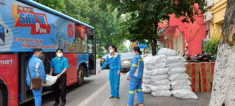 Hơn 4.000 người lao động nhận hàng hoá thiết yếu từ ‘xe buýt siêu thị 0 đồng’-dulichgiaitri.vn