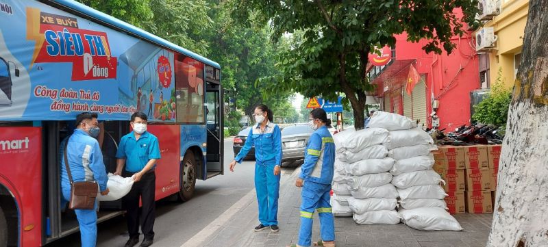 Hơn 4.000 người lao động nhận hàng hoá thiết yếu từ ‘xe buýt siêu thị 0 đồng’-dulichgiaitri.vn Hơn 4.000 người lao động nhận hàng hoá thiết yếu từ ‘xe buýt siêu thị 0 đồng’-dulichgiaitri.vn