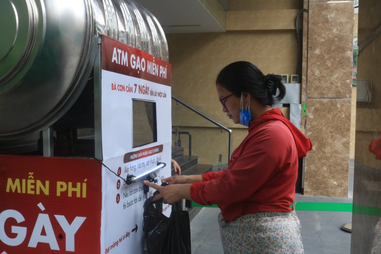 Những “cây ATM” đặc biệt trong tâm dịch TPHCM-dulichgiaitri.vn Những “cây ATM” đặc biệt trong tâm dịch TPHCM-dulichgiaitri.vn