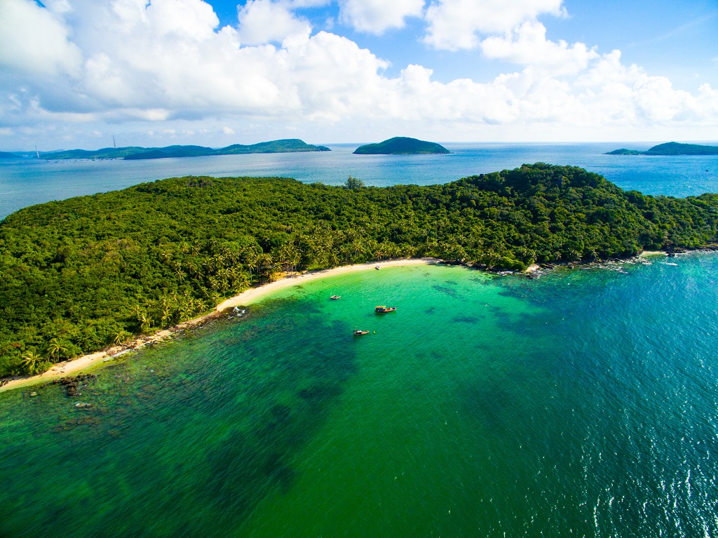 Vẻ đẹp ‘hoang sơ’ của Hòn Mây Rút Hòn Mây Rút đang trở thành điểm đến yêu thích của du khách khi đến với đảo Ngọc Phú Quốc. Tại đây, du khách không chỉ được thưởng ngoạn vẻ đẹp trù phú mà còn là dịp nghỉ ngơi, thư giãn và thưởng thức ẩm thực nức tiếng địa phương. Hòn Mây Rút là hòn đảo nằm ở phía Tây của vịnh An Thới. Đây là một trong những hòn đảo nằm xa nhất của thành phố Phú Quốc (Kiên Giang). Hòn đảo gây ấn tượng với khách du lịch bởi khung cảnh thanh bình, quyến rũ, những bãi cát trắng mịn màng cùng nước biển trong xanh như ngọc bích. Khí hậu ở hòn Mây Rút quanh năm mát lành, tiết trời dễ chịu hứa hẹn là không gian nghỉ dưỡng tuyệt vời cho du khách. Bên cạnh thiên nhiên tươi mát, trong lành thì hòn Mây Rút còn sở hữu hệ sinh thái động thực vật vô cùng đa dạng và phong phú. Đến đây, du khách không nên bỏ lỡ hoạt động câu cá trên biển và cùng ngư dân chế biến thành các món ẩm thực hấp dẫn từ nhum, sò quạt, ốc nhảy, cá bớp, cá trích, cá mú… Với những nét hoang sơ độc đáo được thiên nhiên ban tặng, hòn Mây Rút mang đến cho du khách những góc chụp ảnh lạ và độc đáo bên bờ cát dài trắng mịn, bãi đá nhiều hình dáng, xích đu, cầu cảng, chiếc võng Mây Rút… Đặc biệt, với vị trí địa lý được bao bọc bởi nhiều hòn đảo lớn nhỏ khác nhau, hòn Mây Rút là địa điểm lý tưởng để du khách trải nghiệm các hoạt động chèo kayak hoặc chèo SUP. Mực nước cạn và nước biển trong xanh như pha lê giúp du khách có thể ngắm nhìn được vẻ đẹp của các rạn san hô đầy màu sắc rực rỡ.-dulichgiaitri.vn