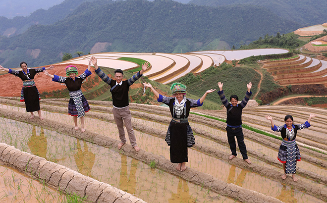 Xốn xang ‘kỳ quan’ ruộng bậc thang Phong Dụ Thượng, Yên Bái-dulichgiaitri.vn Xốn xang ‘kỳ quan’ ruộng bậc thang Phong Dụ Thượng, Yên Bái-dulichgiaitri.vn
