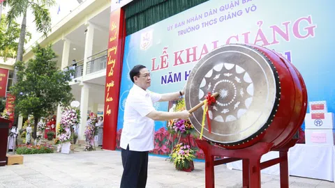 Bí thư Thành ủy Vương Đình Huệ dự Lễ khai giảng năm học mới tại trường THCS Giảng Võ