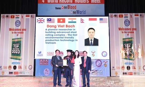 'Doanh nhân Đặng Việt Bách' được trao danh hiệu Tiến sĩ danh dự của WRU