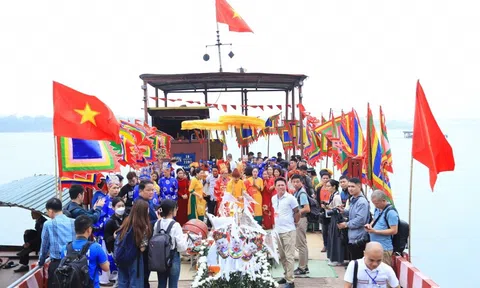 Tưng bừng lễ hội làng Bát Tràng