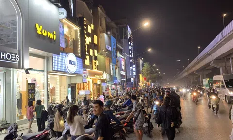 “Hà Nội đêm không ngủ” thu hút khách mua sắm với nhiều khuyến mại