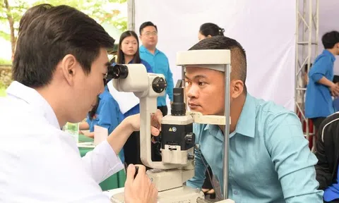 Hơn 1.000 thanh niên công nhân Nghệ An được khám, phát thuốc miễn phí