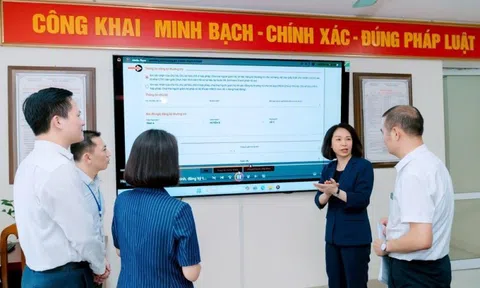Phó Chủ tịch UBND TP Hà Nội Vũ Thu Hà kiểm tra thực tế vận hành thử nghiệm mô hình chính quyền mới tại quận Long Biên