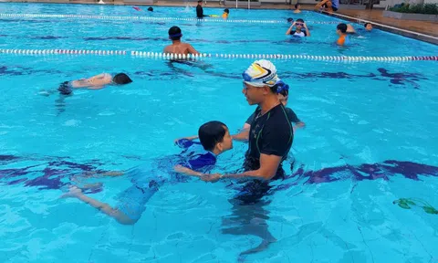 Đừng chờ con lớn mới dạy... bơi