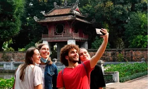Từ 15/8/2025, miễn thị thực cho công dân 12 nước vào Việt Nam du lịch