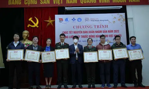 Tặng 1500 phần quà cho y bác sĩ, tình nguyện viên Mạng lưới Thầy thuốc đồng hành khu vực Hà Nội, trị giá gần 1 tỉ đồng