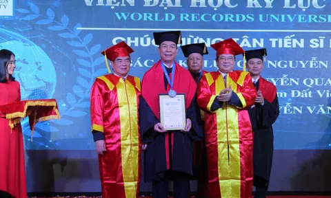 AHLĐ Nguyễn Quang Mâu đón nhận danh hiệu Tiến sĩ danh dự của Viện Đại học Kỷ lục Thế giới