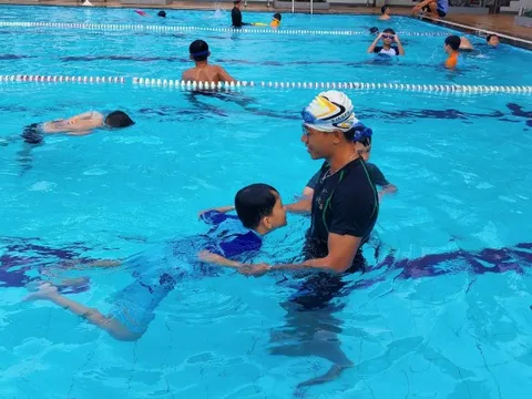 Đừng chờ con lớn mới dạy... bơi