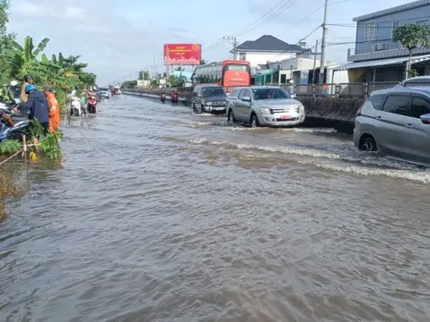 Quốc lộ 1 qua Cần Thơ ngập sâu gần 1 mét: Bố trí nhân sự trực hướng dẫn giao thông