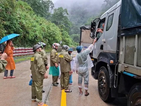 Công an TP. Đà Nẵng: Bám trụ vùng ngập sâu, sạt lở giữ an toàn cho người dân