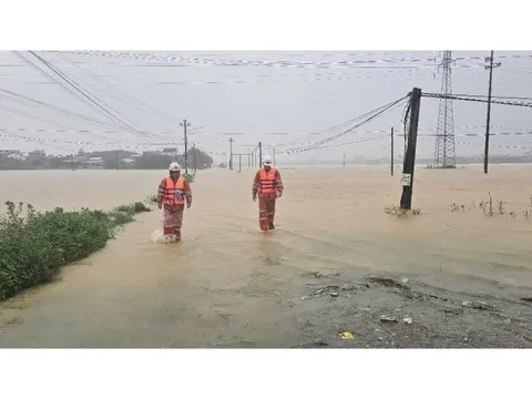 EVNCPC: Đặt an toàn điện trong vùng mưa lũ là ưu tiên hàng đầu