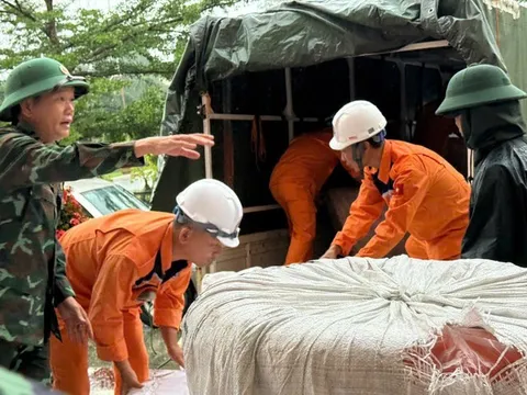 Cứu trợ khẩn cấp hàng trăm áo phao, phao bè cho người dân Huế