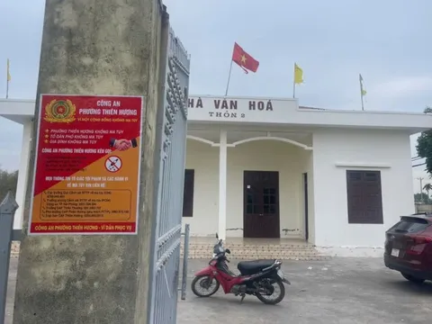 Lý do người đàn ông trốn trong nhà văn hóa, lên mạng cầu cứu lúc tối muộn