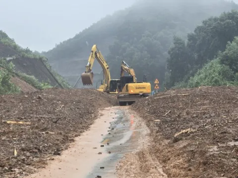 Cao tốc La Sơn - Túy Loan tiếp tục ách tắc do sạt lở nghiêm trọng