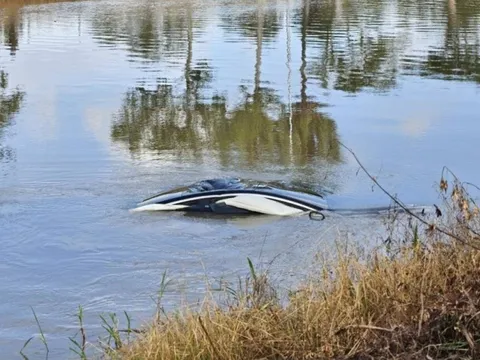 Ô tô mất lái lao xuống kênh, tài xế 55 tuổi bị mắc kẹt, tử vong