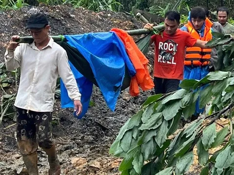 Sạt lở đất ở Đà Nẵng khiến 5 người bị thương