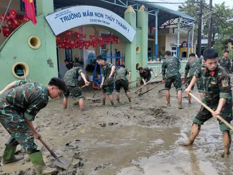 Hơn 2.000 cán bộ, chiến sĩ hỗ trợ nhân dân khắc phục hậu quả mưa lũ tại Huế