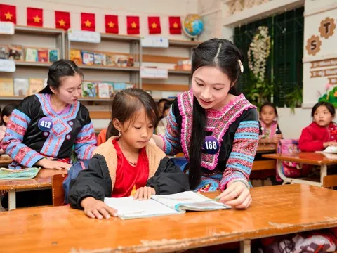 Thí sinh Hoa hậu du lịch dân tộc Việt Nam xúc động thăm Điểm trường của học sinh dân tộc Mông