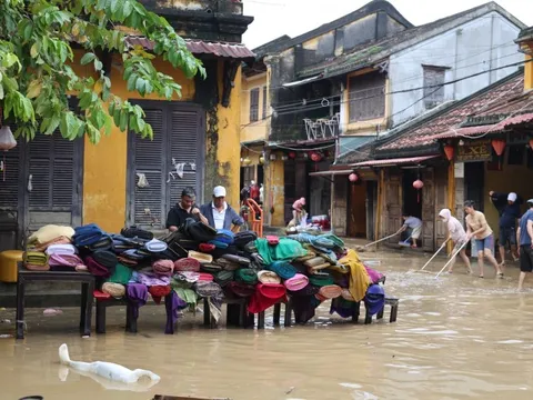 Chùm ảnh: Khắc phục hậu quả mưa lũ lịch sử tại Hội An
